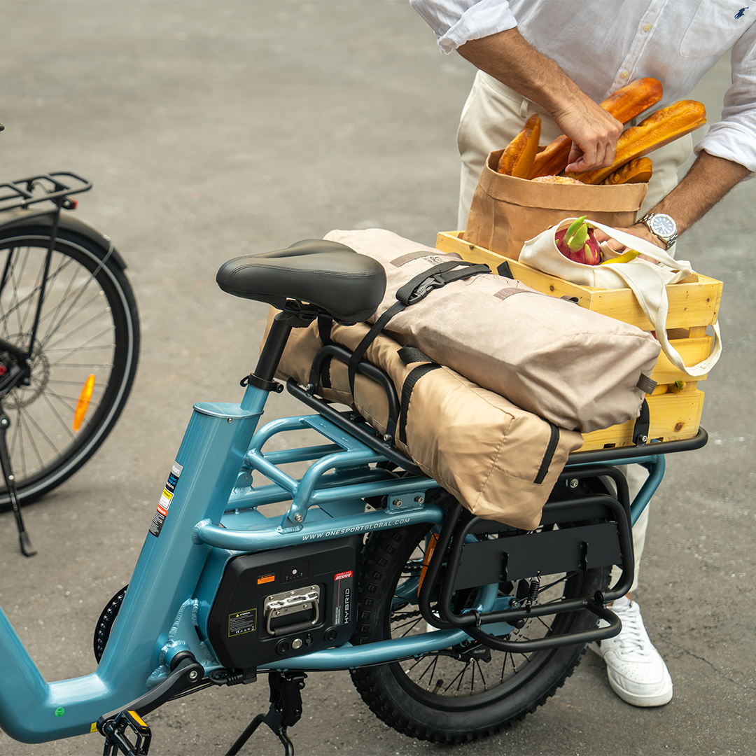 Des enfants aux bagages, un seul vélo suffit